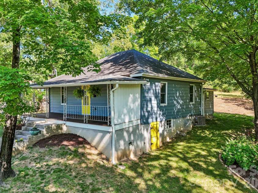 3 View Street, Asheville, NC 28803.  MLS# CAR4383178, YatesRealty ID 31991. Front corner of home closest to yard