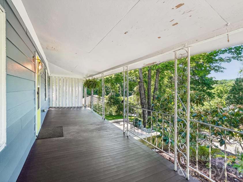 3 View Street, Asheville, NC 28803.  MLS# CAR4383178, YatesRealty ID 31991. Front porch facing side yard