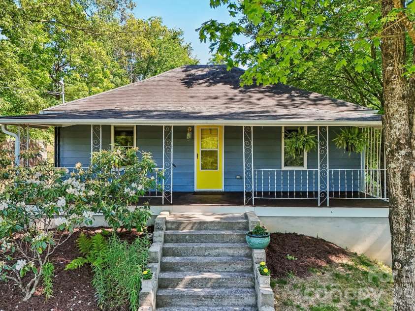 3 View Street, Asheville, NC 28803.  MLS# CAR4383178, YatesRealty ID 31991. Front steps