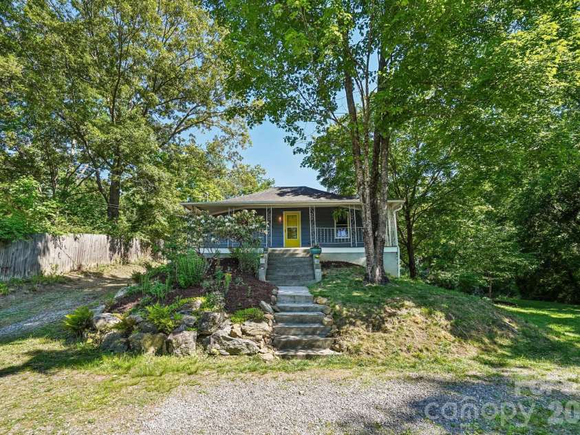 3 View Street, Asheville, NC 28803.  MLS# CAR4383178, YatesRealty ID 31991. Front yard