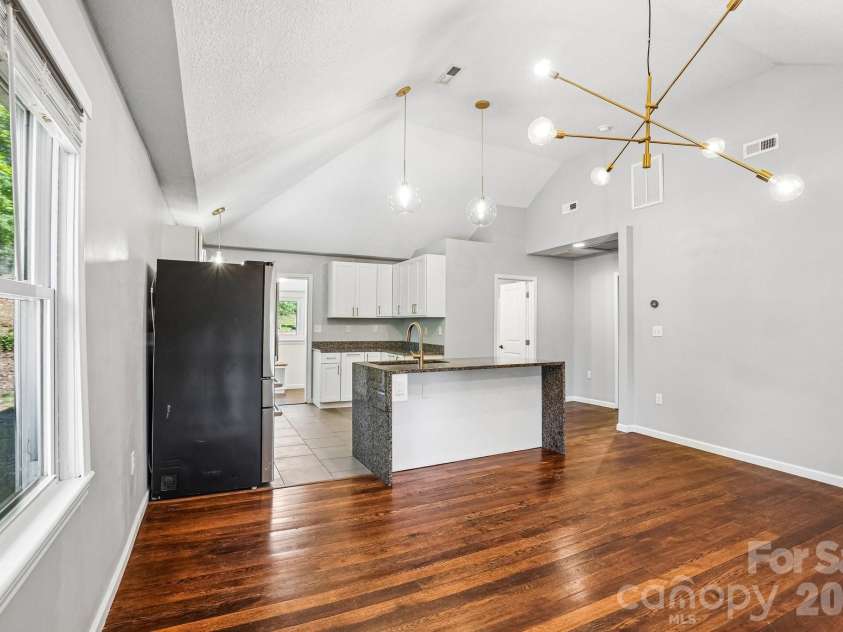 3 View Street, Asheville, NC 28803.  MLS# CAR4383178, YatesRealty ID 31991. Living room
