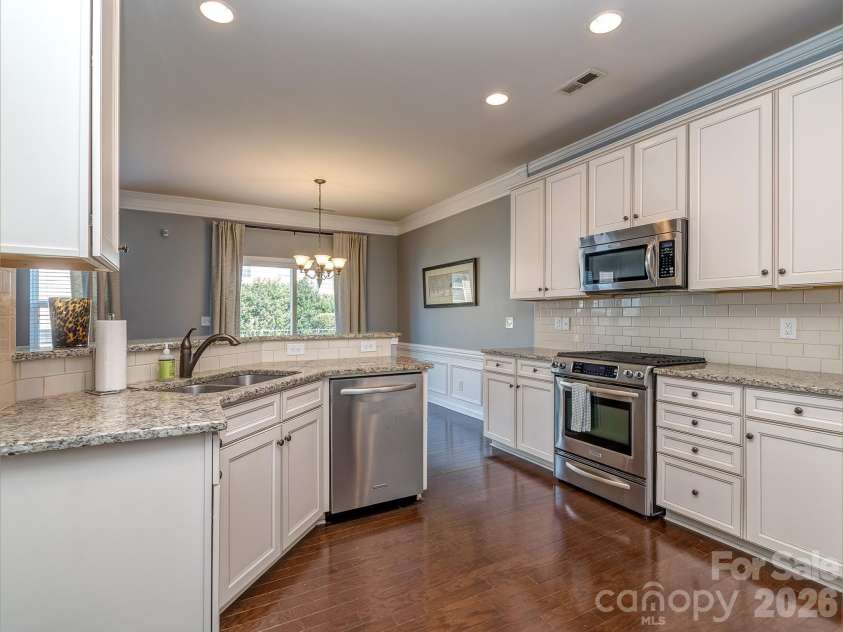 1839 Royal Gorge Avenue, Charlotte, NC 28210.  MLS# CAR4389326, YatesRealty ID 31992. Kitchen with Kitchen Aid appliances.