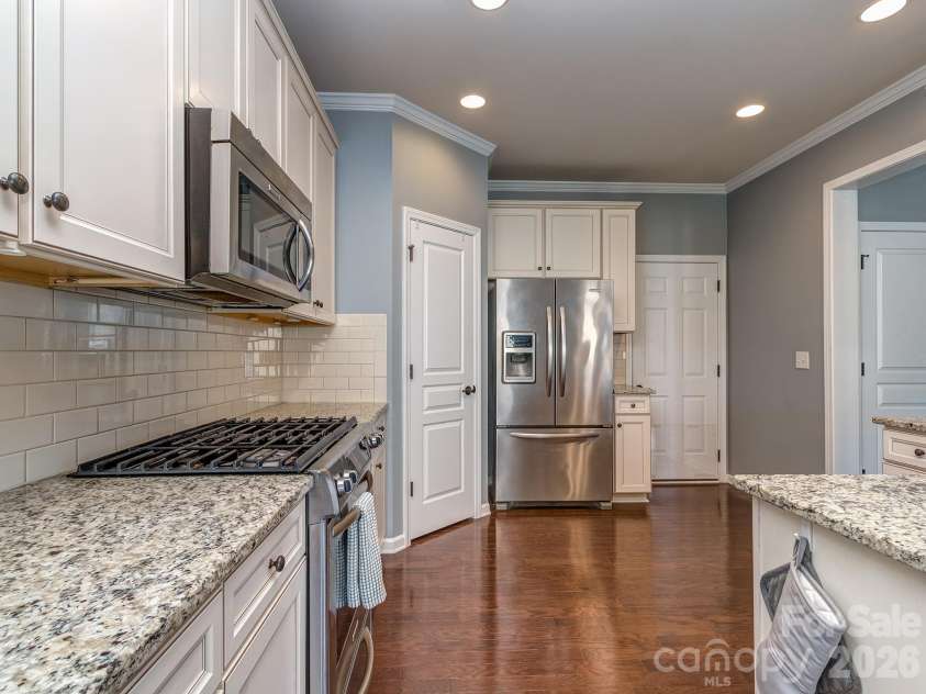 1839 Royal Gorge Avenue, Charlotte, NC 28210.  MLS# CAR4389326, YatesRealty ID 31992. Kitchen with walk-in pantry
