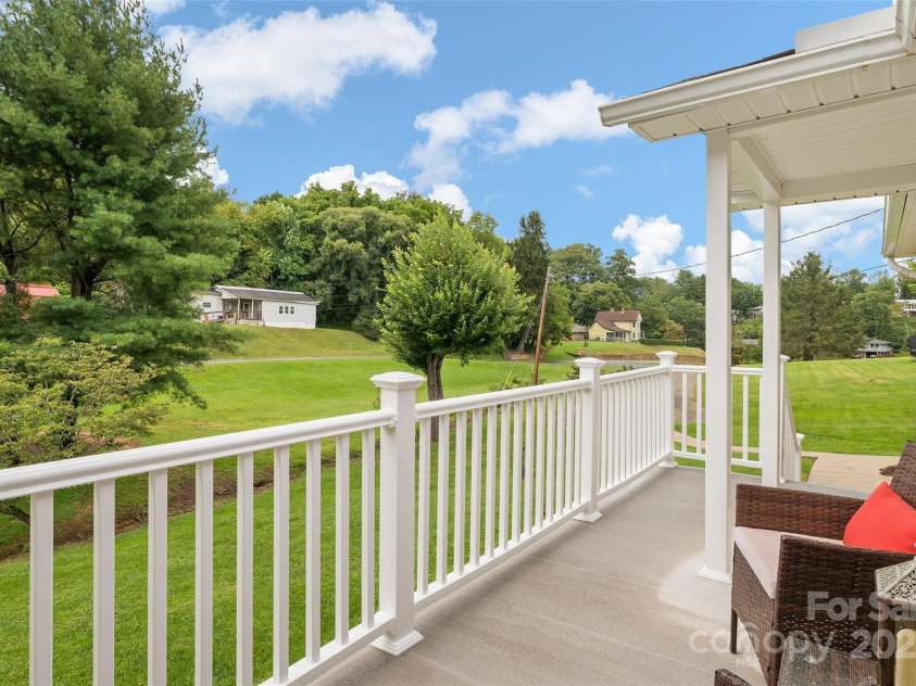 18 Skyline Drive, Canton, NC 28716.  MLS# CAR4291231, YatesRealty ID 31993. 