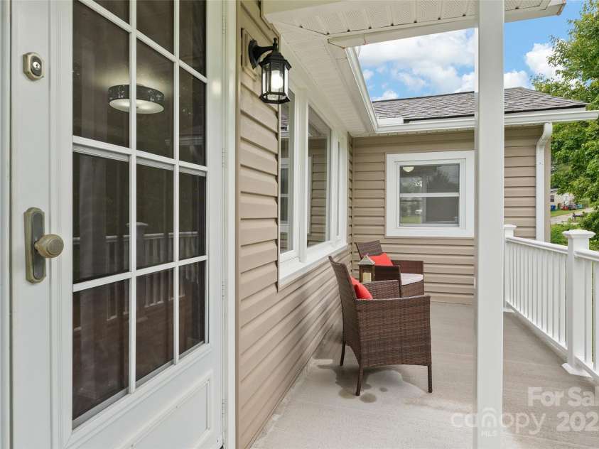 18 Skyline Drive, Canton, NC 28716.  MLS# CAR4291231, YatesRealty ID 31993. 