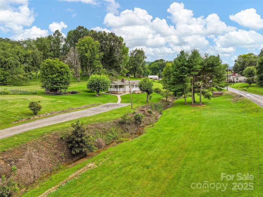 18 Skyline Drive, Canton, NC 28716.  MLS# CAR4291231, YatesRealty ID 31993. 