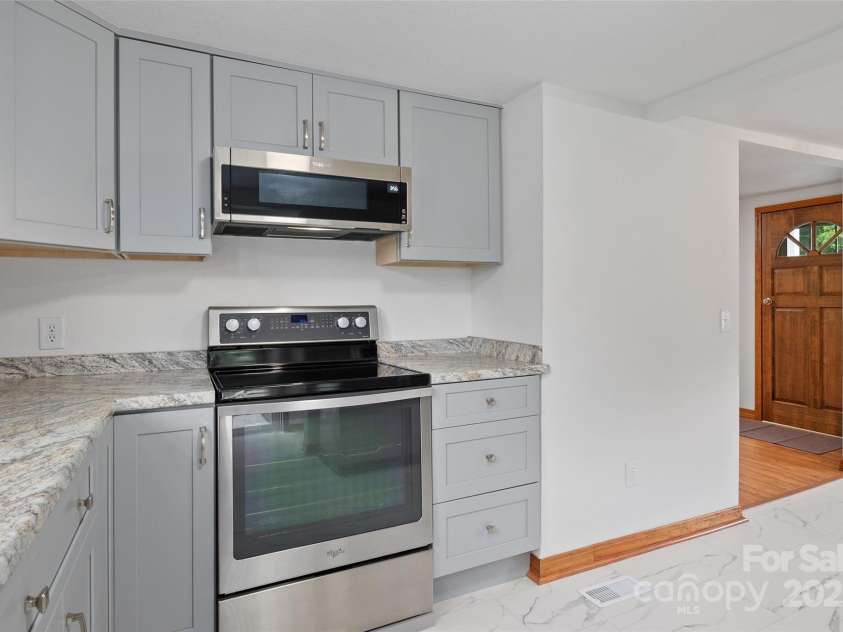 18 Skyline Drive, Canton, NC 28716.  MLS# CAR4291231, YatesRealty ID 31993. 