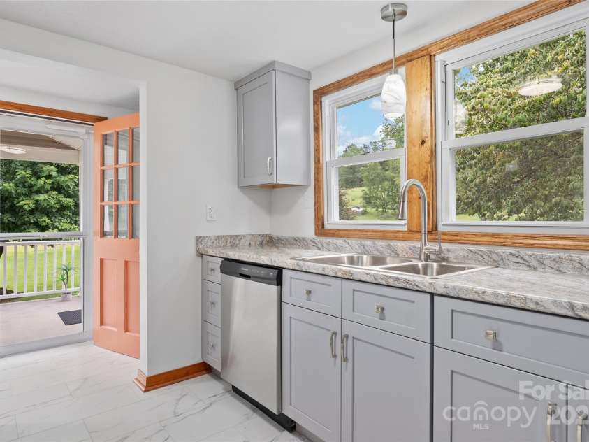 18 Skyline Drive, Canton, NC 28716.  MLS# CAR4291231, YatesRealty ID 31993. 