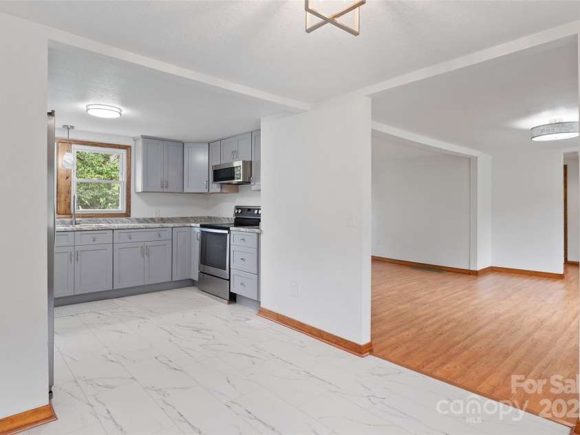 18 Skyline Drive, Canton, NC 28716.  MLS# CAR4291231, YatesRealty ID 31993. 