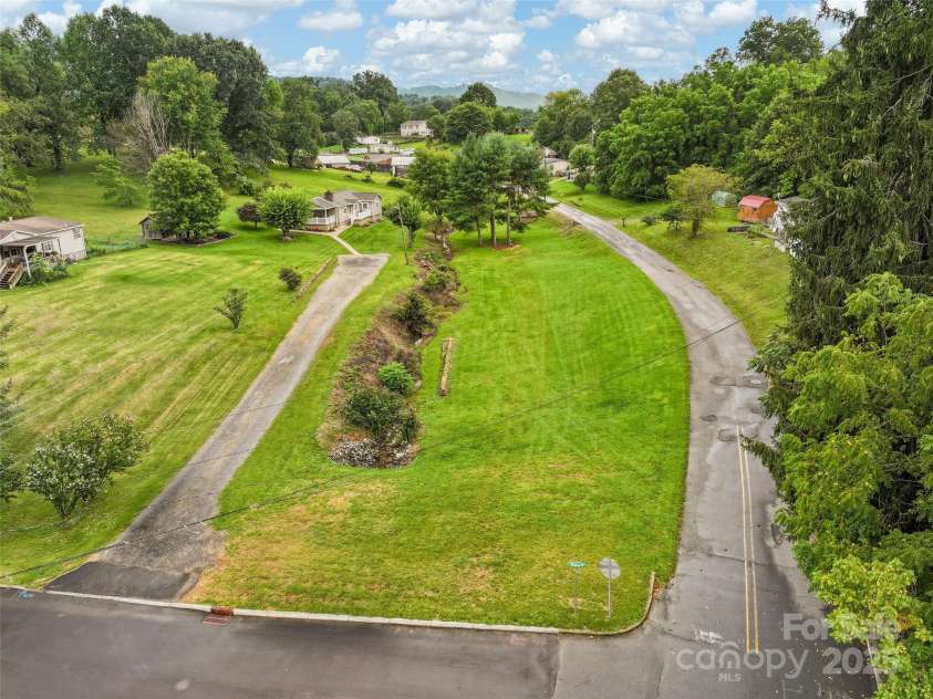 18 Skyline Drive, Canton, NC 28716.  MLS# CAR4291231, YatesRealty ID 31993. 