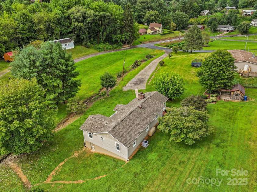 18 Skyline Drive, Canton, NC 28716.  MLS# CAR4291231, YatesRealty ID 31993. 