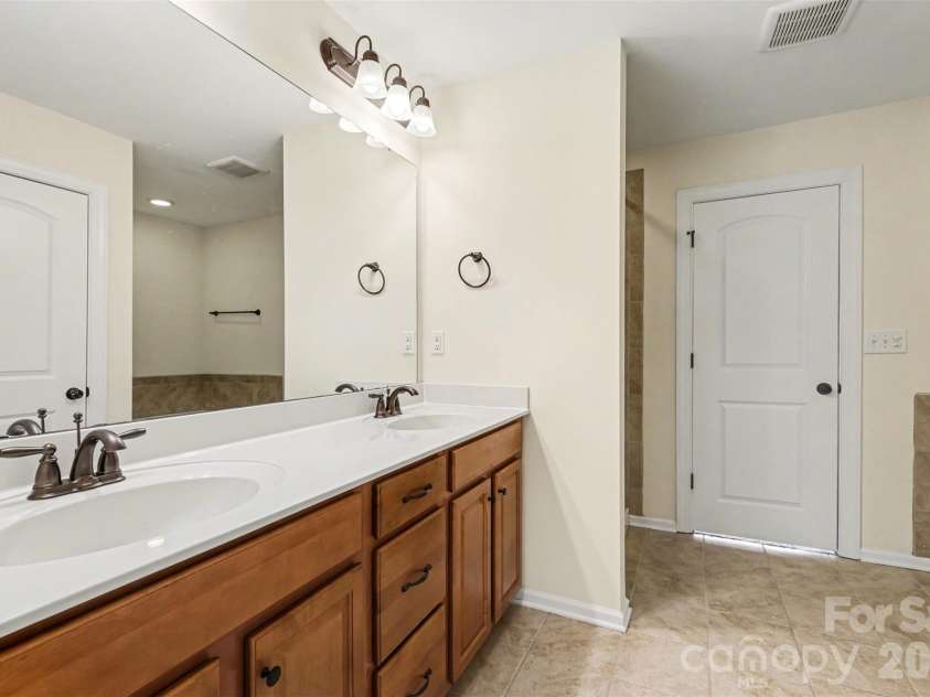 6650 Berewick Commons Parkway, Charlotte, NC 28278.  MLS# CAR4363843, YatesRealty ID 31995. 