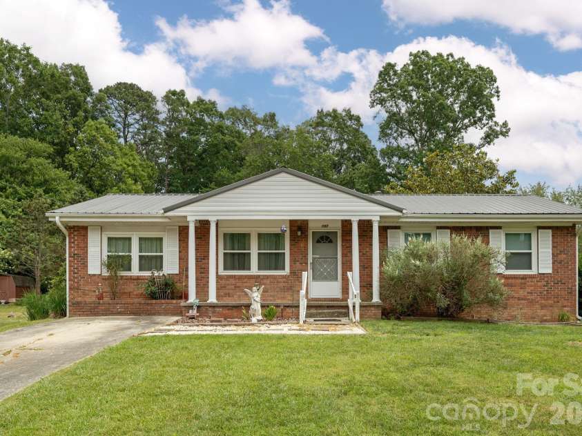 107 MAYWOOD Road, Hendersonville, NC 28792.  MLS# CAR4392635, YatesRealty ID 31996. 