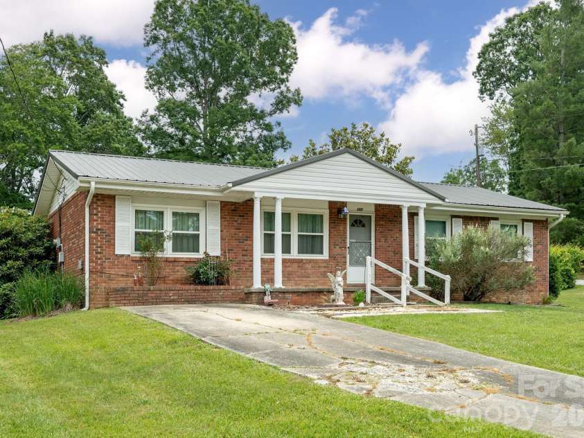 107 MAYWOOD Road, Hendersonville, NC 28792.  MLS# CAR4392635, YatesRealty ID 31996. 