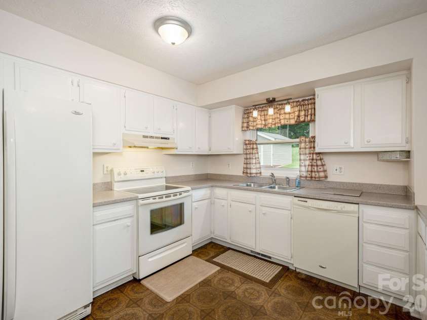 107 MAYWOOD Road, Hendersonville, NC 28792.  MLS# CAR4392635, YatesRealty ID 31996. 
