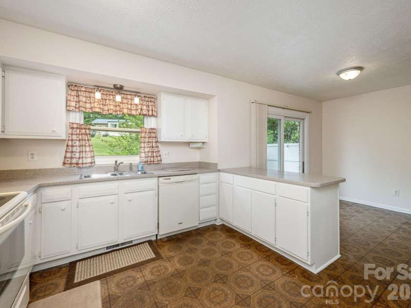 107 MAYWOOD Road, Hendersonville, NC 28792.  MLS# CAR4392635, YatesRealty ID 31996. 