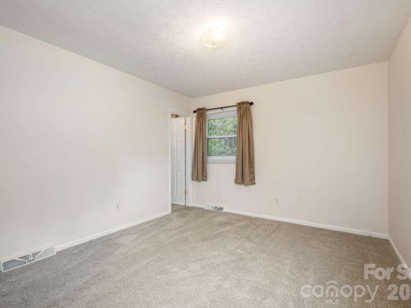 107 MAYWOOD Road, Hendersonville, NC 28792.  MLS# CAR4392635, YatesRealty ID 31996. 
