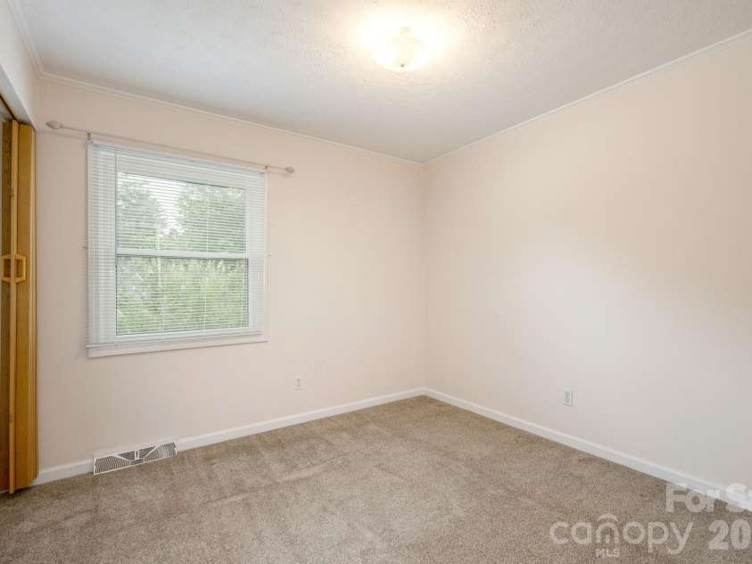 107 MAYWOOD Road, Hendersonville, NC 28792.  MLS# CAR4392635, YatesRealty ID 31996. 