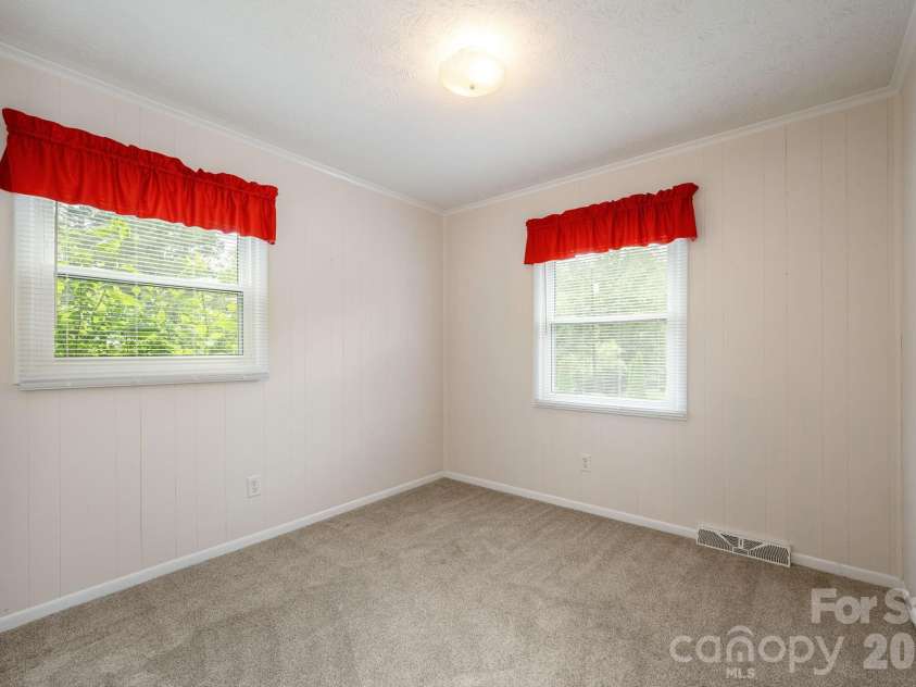 107 MAYWOOD Road, Hendersonville, NC 28792.  MLS# CAR4392635, YatesRealty ID 31996. 