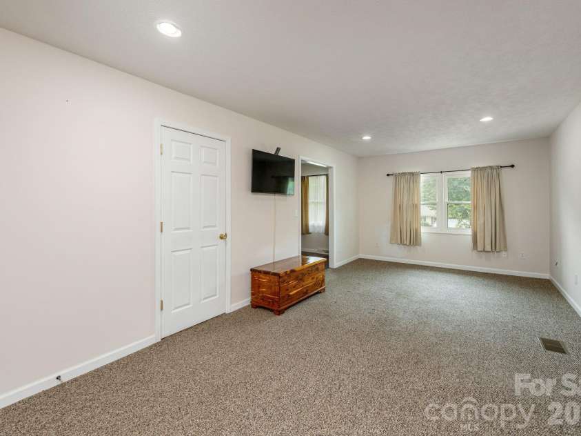 107 MAYWOOD Road, Hendersonville, NC 28792.  MLS# CAR4392635, YatesRealty ID 31996. 