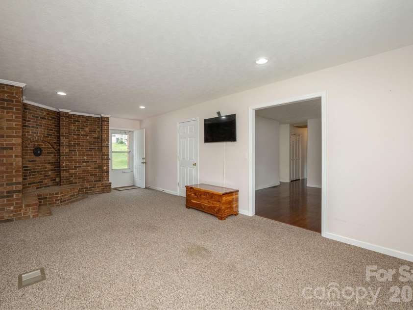 107 MAYWOOD Road, Hendersonville, NC 28792.  MLS# CAR4392635, YatesRealty ID 31996. 