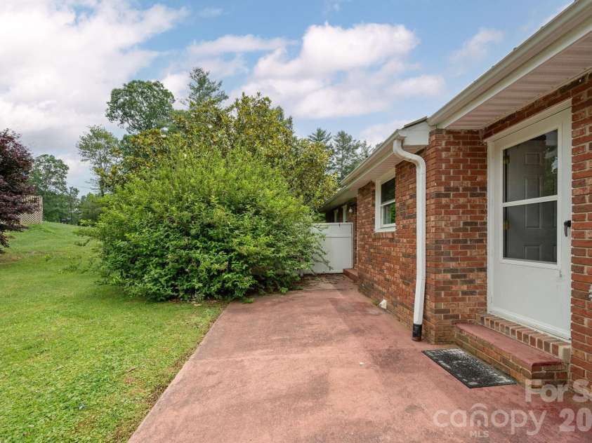 107 MAYWOOD Road, Hendersonville, NC 28792.  MLS# CAR4392635, YatesRealty ID 31996. 