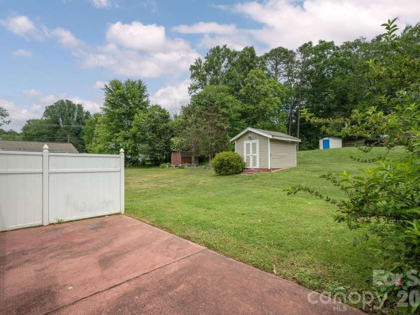 107 MAYWOOD Road, Hendersonville, NC 28792.  MLS# CAR4392635, YatesRealty ID 31996. 