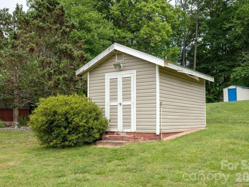 107 MAYWOOD Road, Hendersonville, NC 28792.  MLS# CAR4392635, YatesRealty ID 31996. 