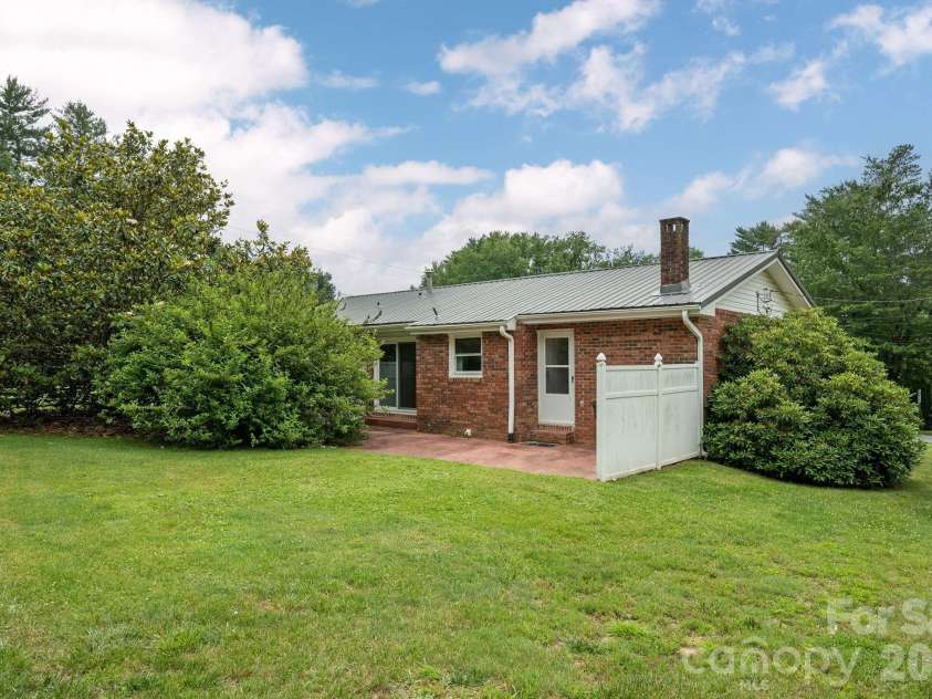 107 MAYWOOD Road, Hendersonville, NC 28792.  MLS# CAR4392635, YatesRealty ID 31996. 