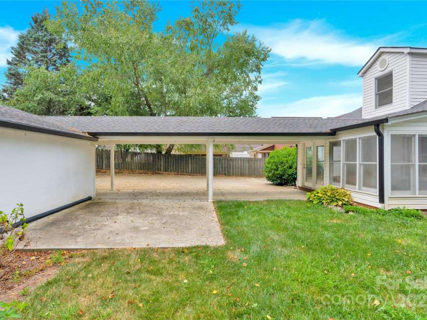 824 Davie Avenue, Statesville, NC 28677.  MLS# CAR4288136, YatesRealty ID 31997. 