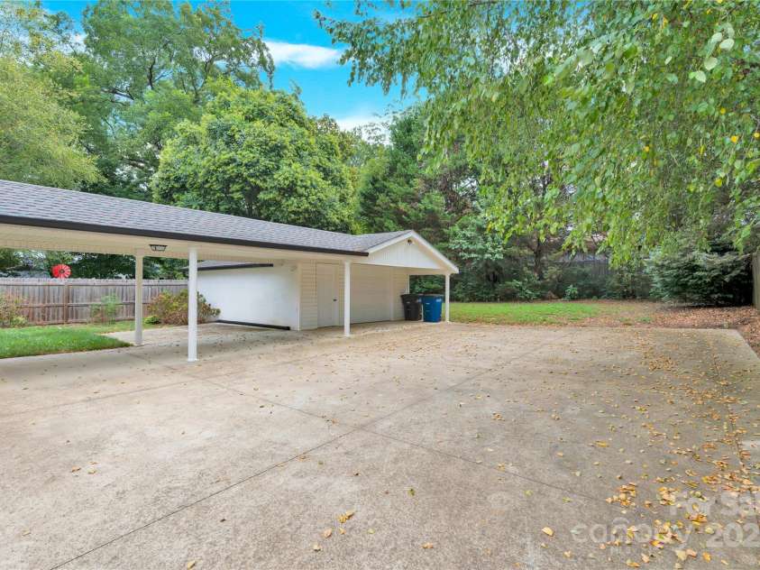 824 Davie Avenue, Statesville, NC 28677.  MLS# CAR4288136, YatesRealty ID 31997. 