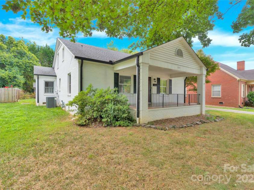 824 Davie Avenue, Statesville, NC 28677.  MLS# CAR4288136, YatesRealty ID 31997. 