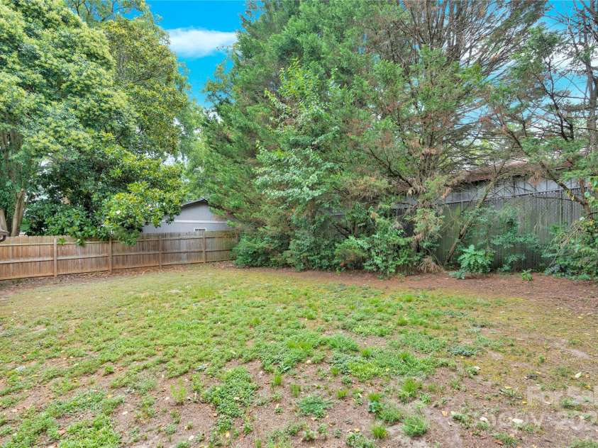 824 Davie Avenue, Statesville, NC 28677.  MLS# CAR4288136, YatesRealty ID 31997. 