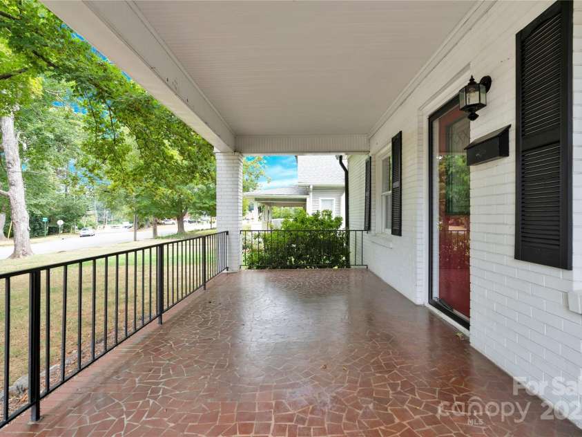 824 Davie Avenue, Statesville, NC 28677.  MLS# CAR4288136, YatesRealty ID 31997. Covered Front Porch