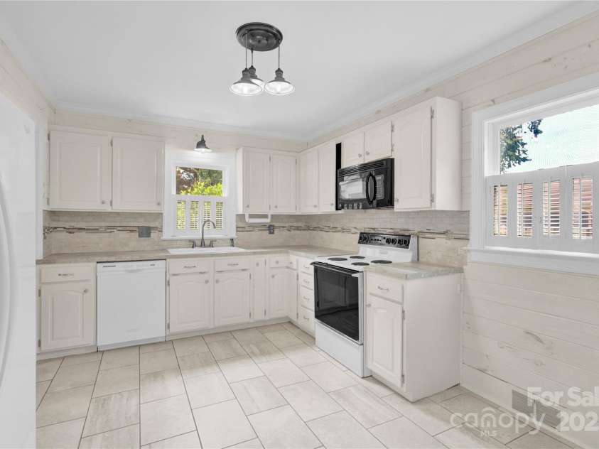 824 Davie Avenue, Statesville, NC 28677.  MLS# CAR4288136, YatesRealty ID 31997. Kitchen