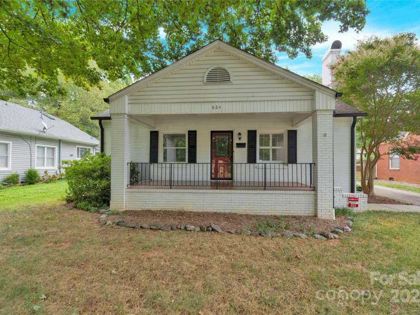 824 Davie Avenue, Statesville, NC 28677.  MLS# CAR4288136, YatesRealty ID 31997. Welcome Home