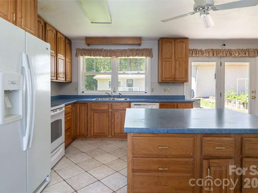2800 Coxe Road, Tryon, NC 28782.  MLS# CAR4394414, YatesRealty ID 31998. 