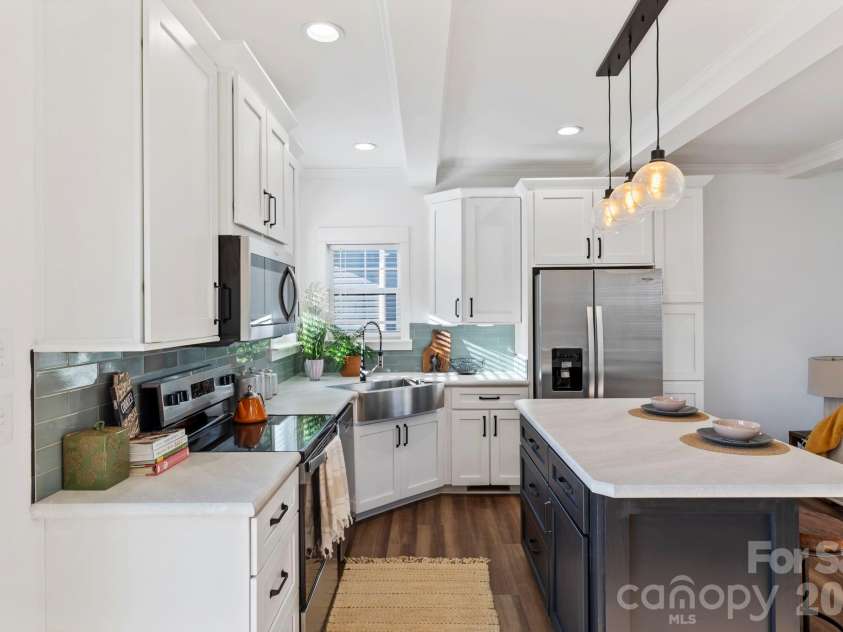 205 Southern Charm Road, Arden, NC 28704.  MLS# CAR4327536, YatesRealty ID 3200. Large island w/ seating