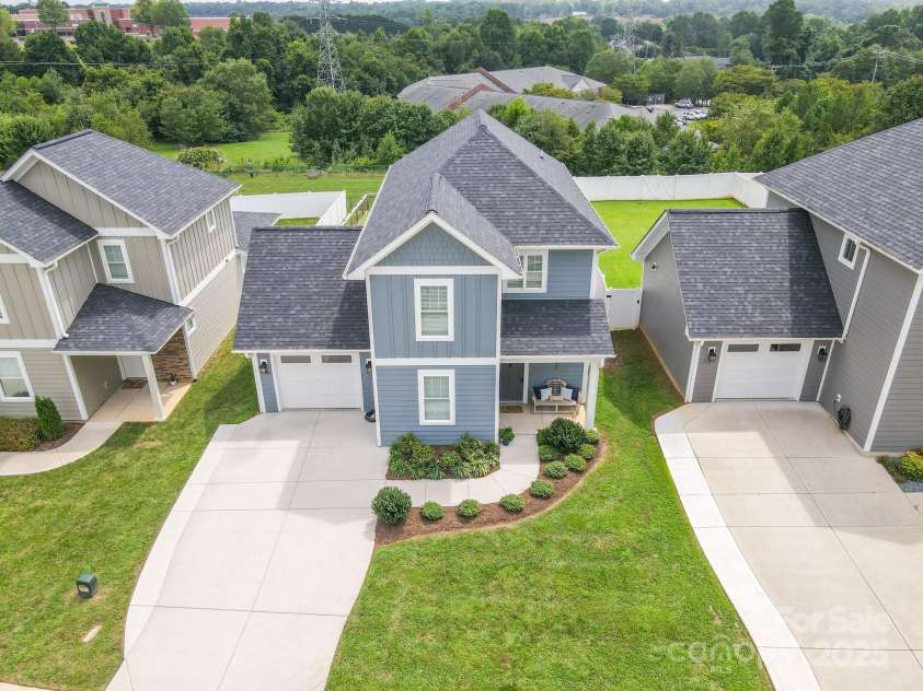 2636 2nd Street, Hickory, NC 28601.  MLS# CAR4284579, YatesRealty ID 32000. 
