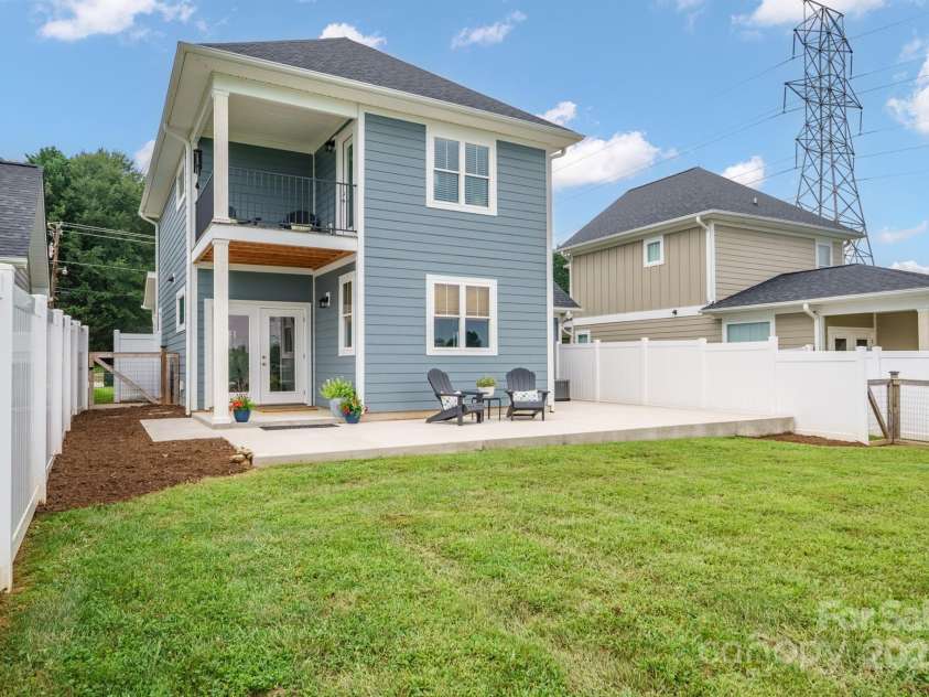 2636 2nd Street, Hickory, NC 28601.  MLS# CAR4284579, YatesRealty ID 32000. 