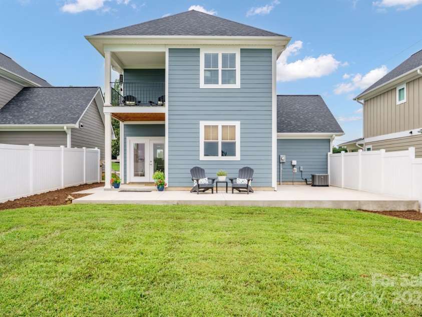2636 2nd Street, Hickory, NC 28601.  MLS# CAR4284579, YatesRealty ID 32000. 