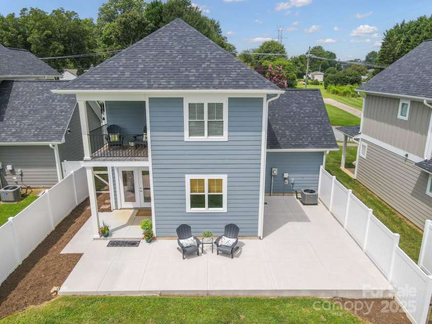 2636 2nd Street, Hickory, NC 28601.  MLS# CAR4284579, YatesRealty ID 32000. 