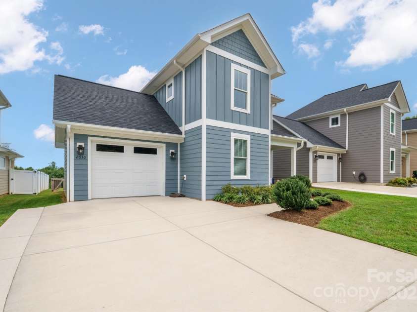 2636 2nd Street, Hickory, NC 28601.  MLS# CAR4284579, YatesRealty ID 32000. 