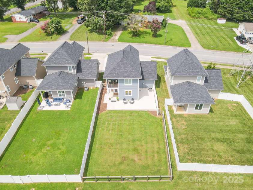 2636 2nd Street, Hickory, NC 28601.  MLS# CAR4284579, YatesRealty ID 32000. 