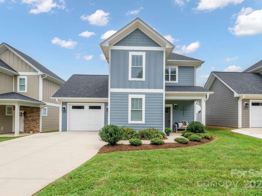 2636 2nd Street, Hickory, NC 28601.  MLS# CAR4284579, YatesRealty ID 32000. 