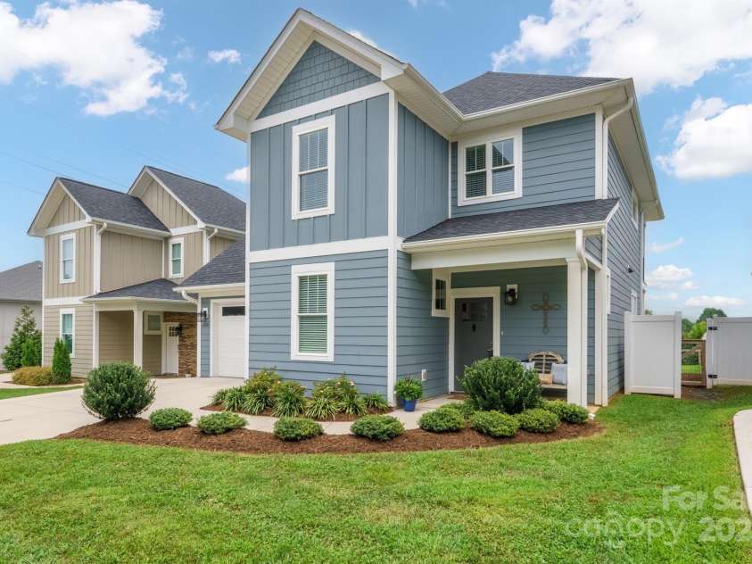 2636 2nd Street, Hickory, NC 28601.  MLS# CAR4284579, YatesRealty ID 32000. 