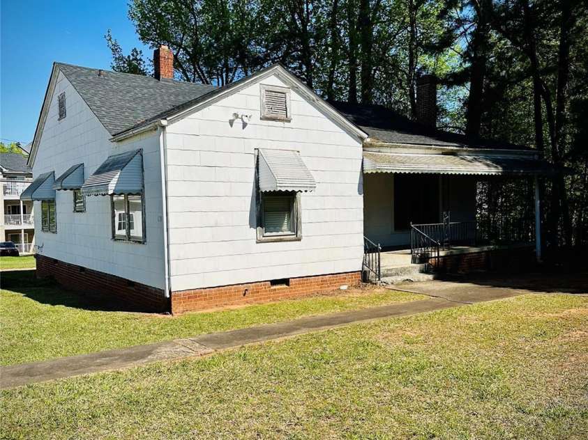 126 Sunset Drive, Salisbury, NC 28147.  MLS# CAR4393043, YatesRealty ID 32001. 130 Sunset