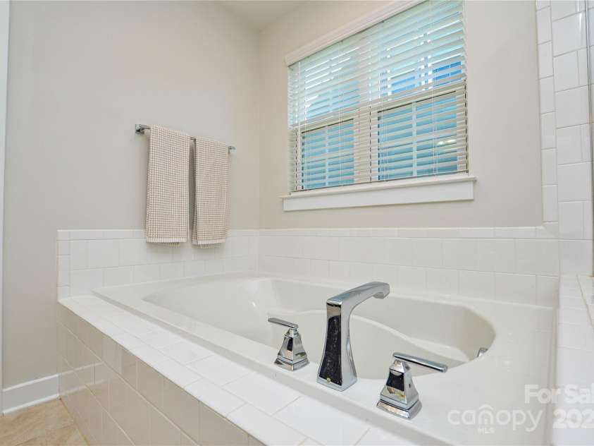 128 Tetcott Street, Mooresville, NC 28115.  MLS# CAR4283720, YatesRealty ID 32002. And Garden Tub