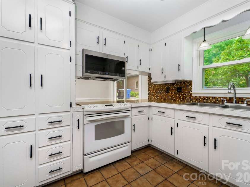 1025 Magnolia Street, Mooresville, NC 28115.  MLS# CAR4392320, YatesRealty ID 32003. 