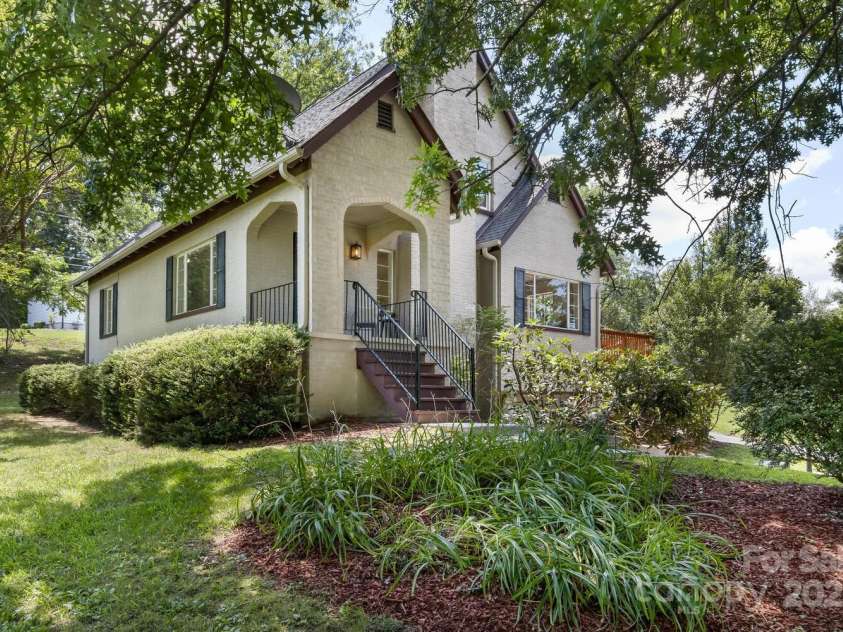 39 Nix Road, Hendersonville, NC 28792.  MLS# CAR4278502, YatesRealty ID 32004. 